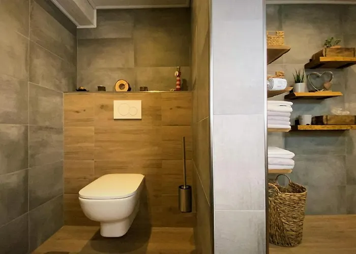 Kassel Souterrain In Stadtnaehe Mit 2 Baedern Und Ev Lademoeglichkeit דירה