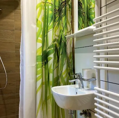 Kassel Souterrain In Stadtnaehe Mit 2 Baedern Und Ev Lademoeglichkeit דירה